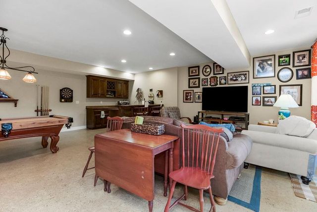 631 North Shore Drive, Lake Waukomis, MO 64151