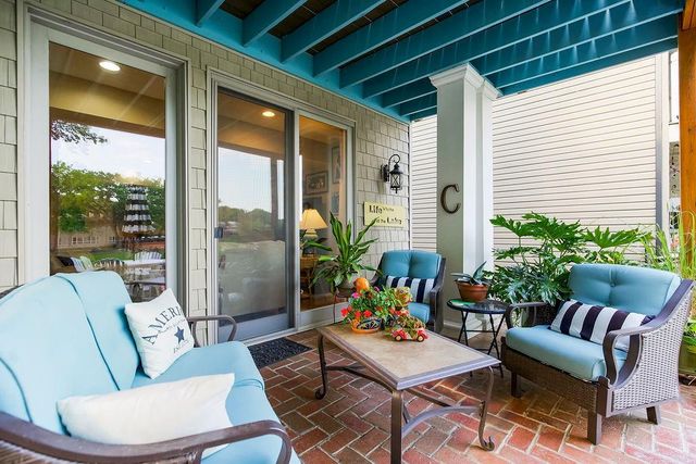 631 North Shore Drive, Lake Waukomis, MO 64151