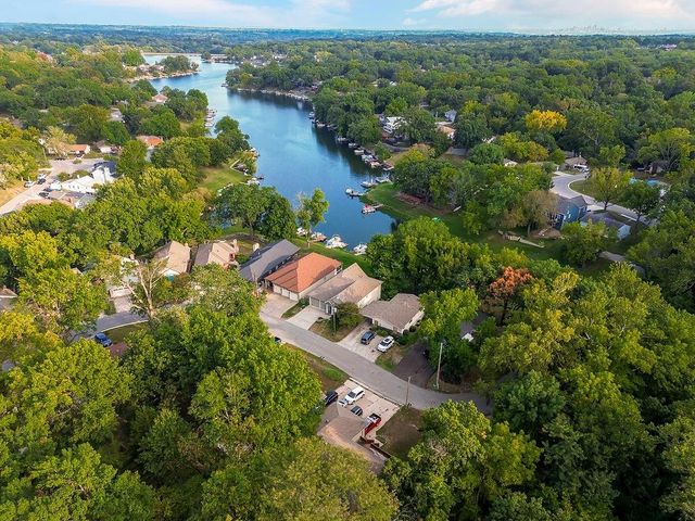 631 North Shore Drive, Lake Waukomis, MO 64151