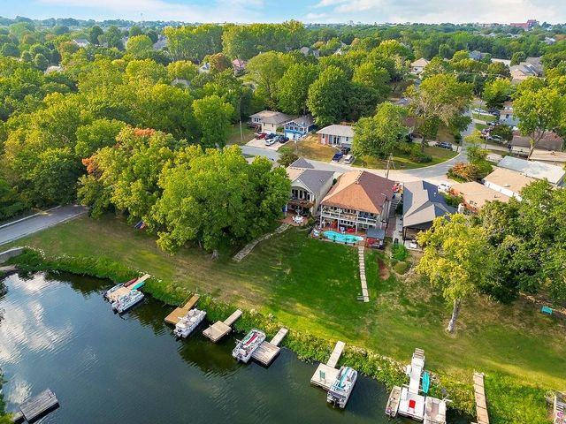 631 North Shore Drive, Lake Waukomis, MO 64151