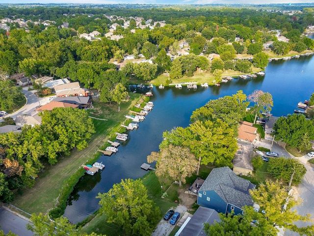 631 North Shore Drive, Lake Waukomis, MO 64151