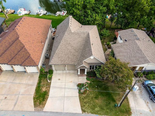 631 North Shore Drive, Lake Waukomis, MO 64151