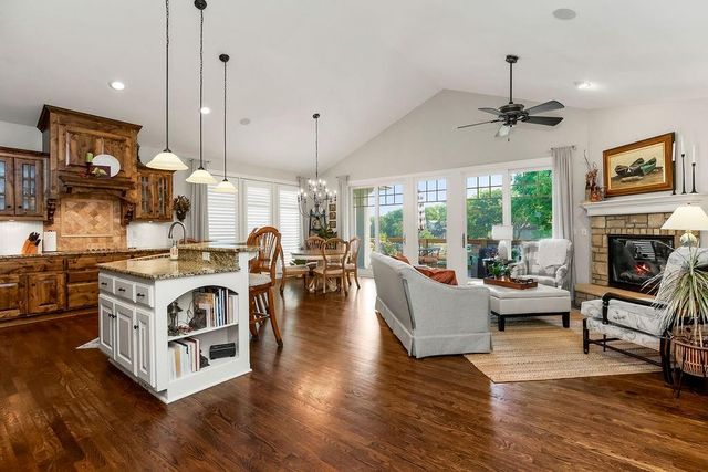 631 North Shore Drive, Lake Waukomis, MO 64151