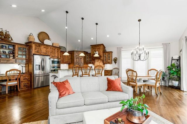 631 North Shore Drive, Lake Waukomis, MO 64151