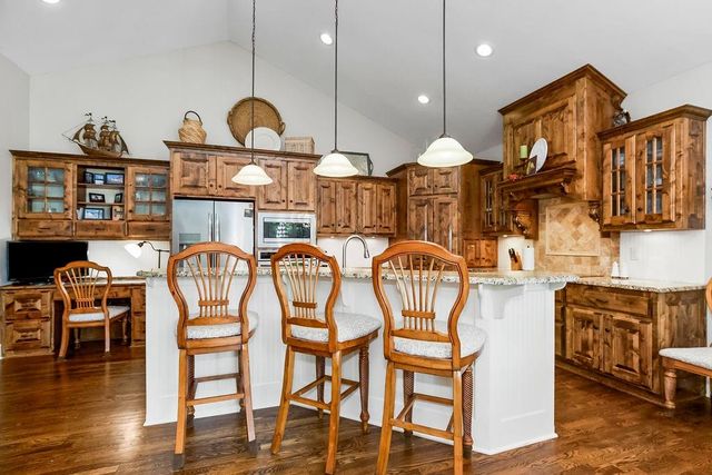 631 North Shore Drive, Lake Waukomis, MO 64151