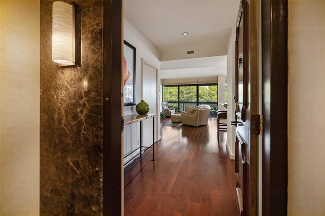 49 Briar Hollow Lane 206, Houston, TX 77027