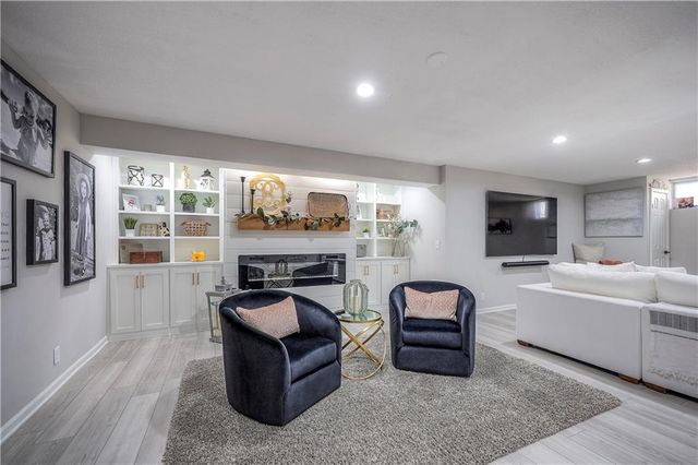 9729 W 115th Street, Overland Park, KS 66210