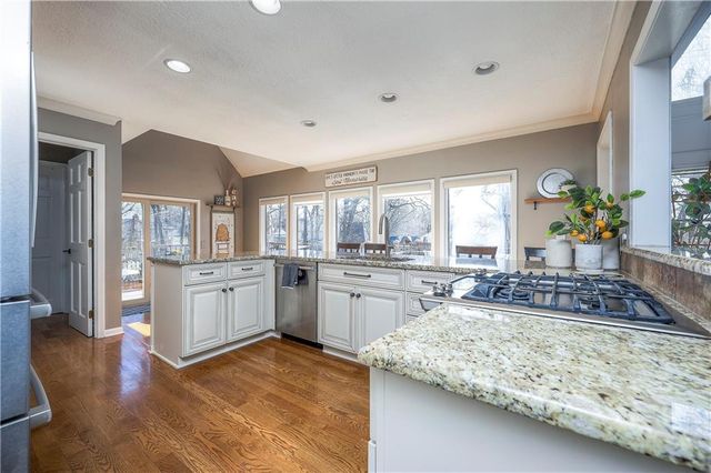 9729 W 115th Street, Overland Park, KS 66210