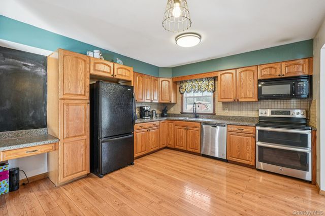 54 Blossom Lane, Wallkill, NY 12589