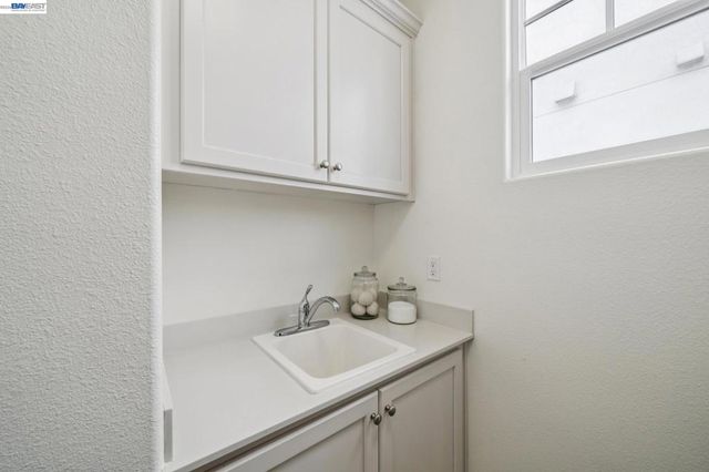 2060 Hibbard St, Alameda, CA 94501