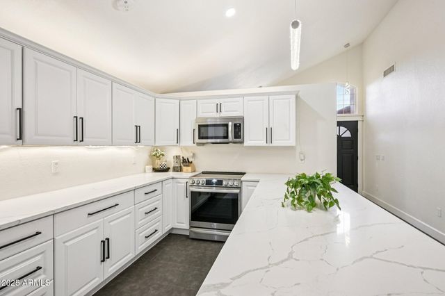 6560 E SADDLEBACK Street, Mesa, AZ 85215