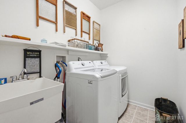 51 Gryphon Drive, Monroe, NJ 08831
