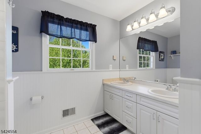 1 Samantha Ln, Washington Twp., NJ 07830