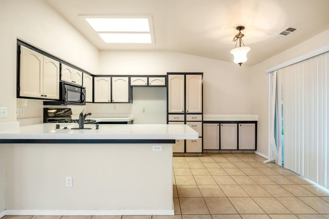 5449 W Ashland Court, Visalia, CA 93277