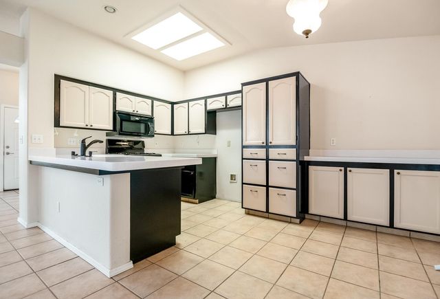 5449 W Ashland Court, Visalia, CA 93277