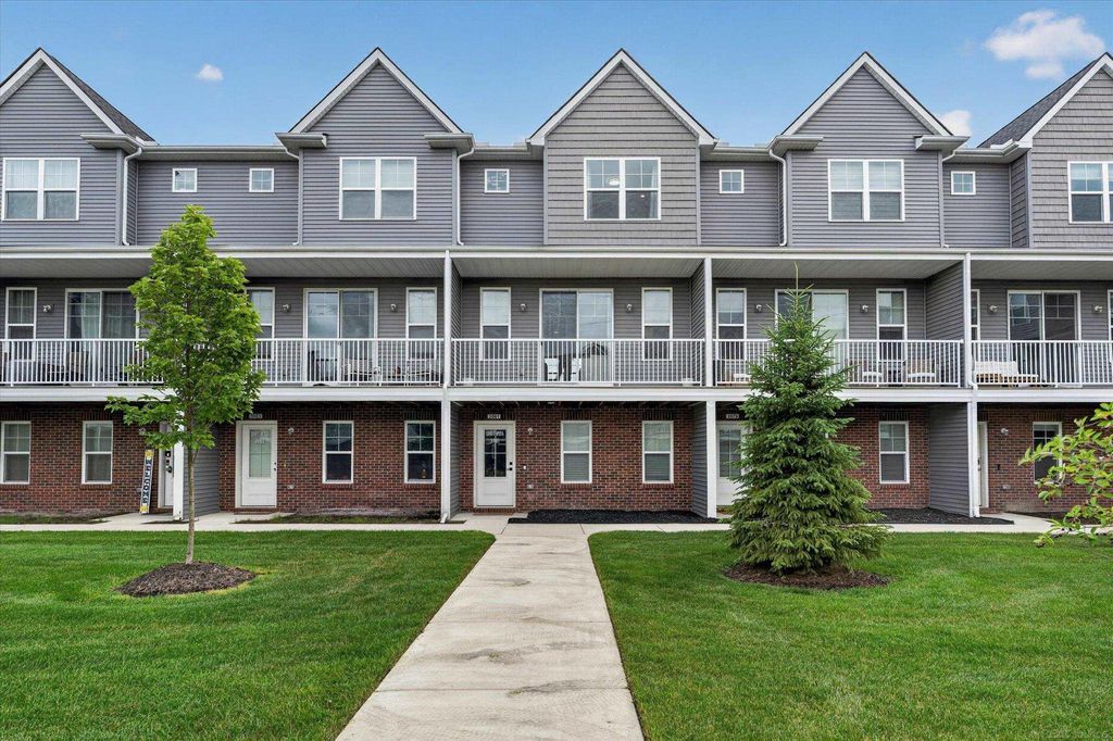 3981 Trailway Commons Circle, Auburn Heights, MI 48326