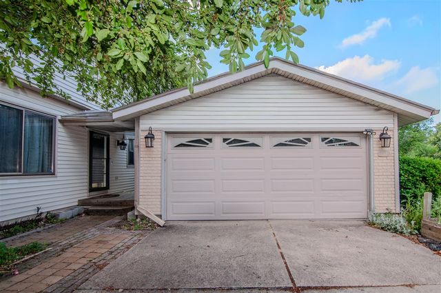 1325 Chartwell Carriage Way, East Lansing, MI 48823