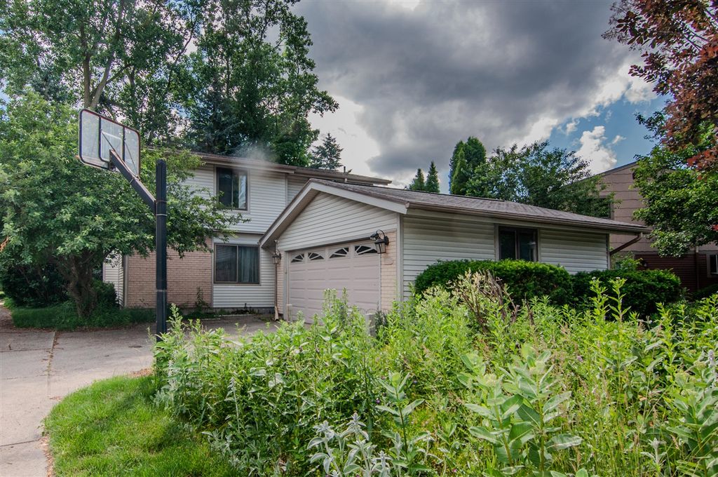 1325 Chartwell Carriage Way, East Lansing, MI 48823