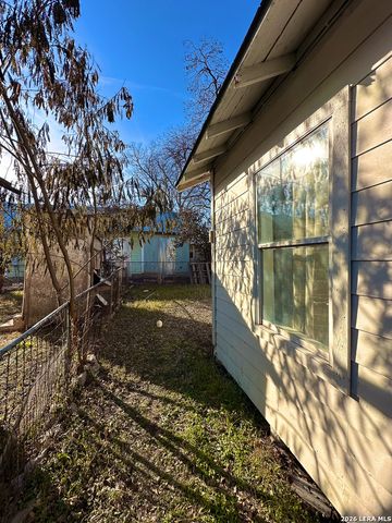 711 S TRINITY ST, San Antonio, TX 78207