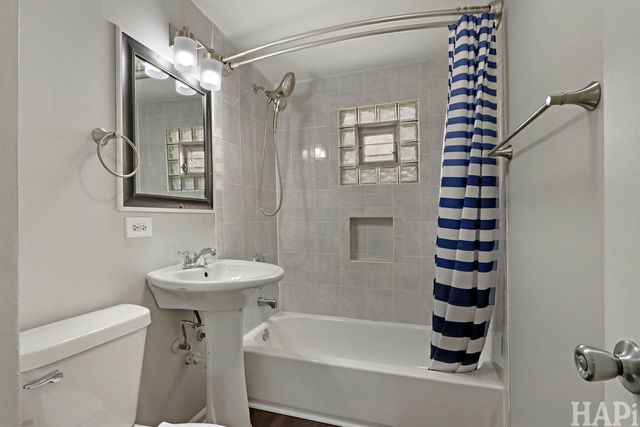 1310 N Poplar Avenue, Round Lake Beach, IL 60073