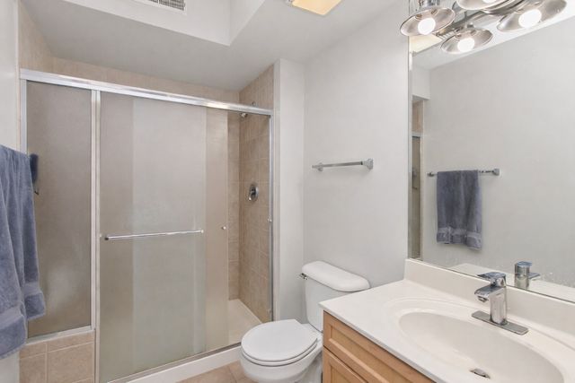 365 Graceland Avenue 205A, Des Plaines, IL 60016