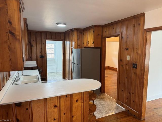 12 Hawthorne Lane, Lexington, NC 27295
