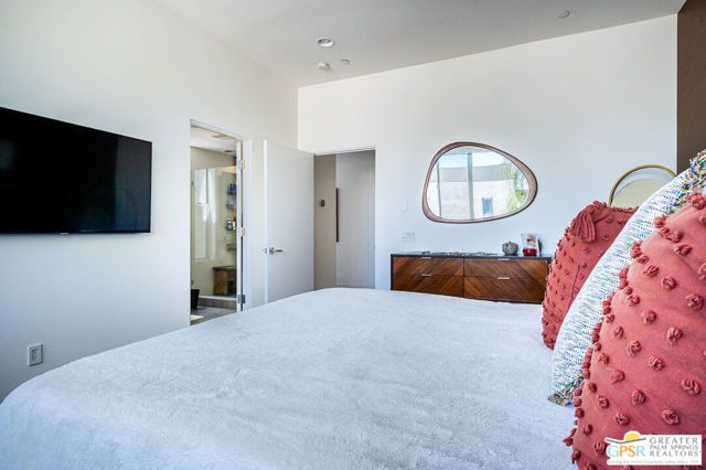 1009 Iris Lane, Palm Springs, CA 92264