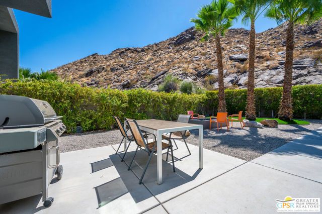 1009 Iris Lane, Palm Springs, CA 92264