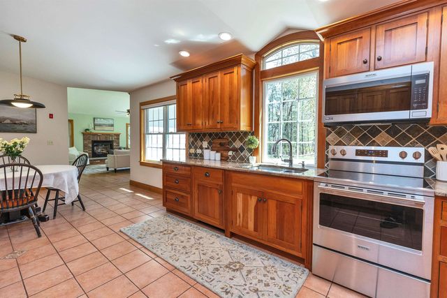 78 Meadowcrest Drive, Bedford, NH 03110