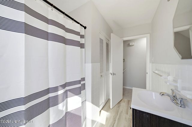 6914 Shareith Dr, Louisville, KY 40228