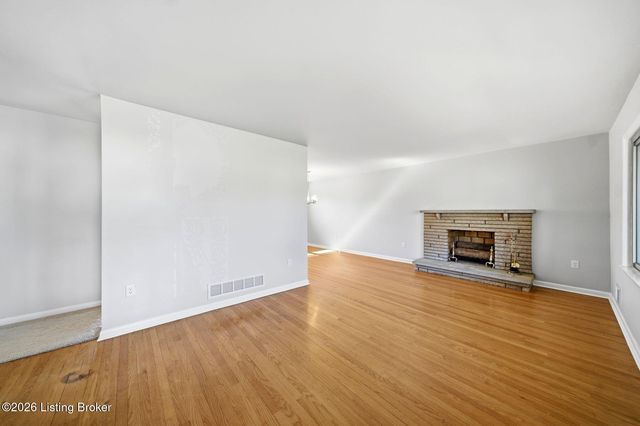 6914 Shareith Dr, Louisville, KY 40228