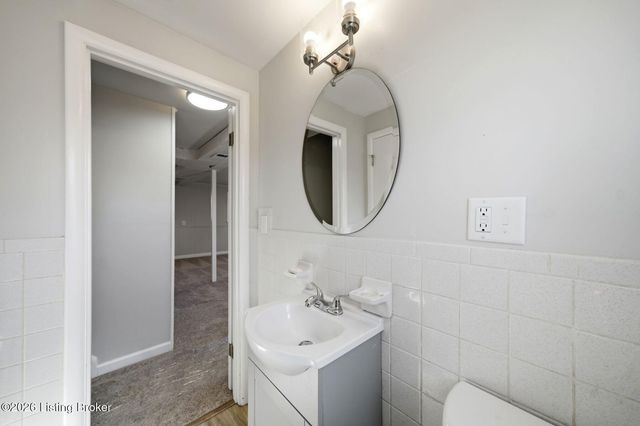 6914 Shareith Dr, Louisville, KY 40228