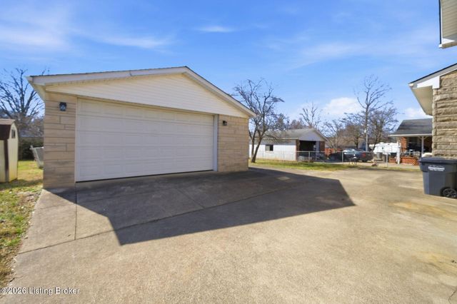 6914 Shareith Dr, Louisville, KY 40228