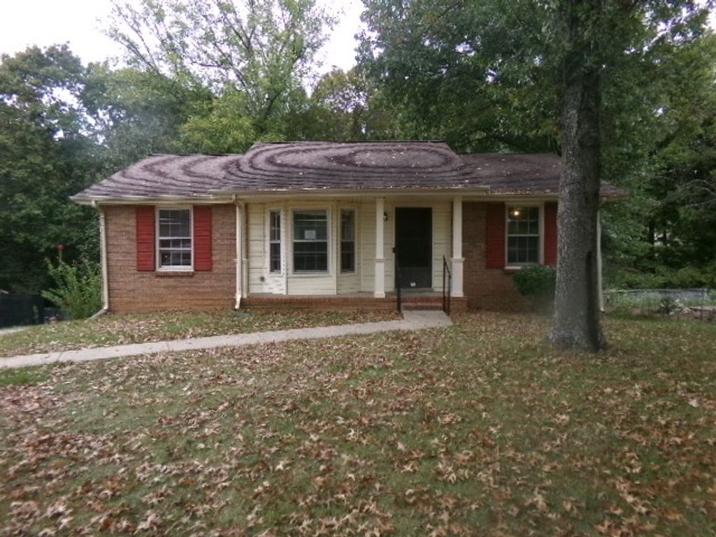 718 Acorn Dr, Clarksville, TN 37043