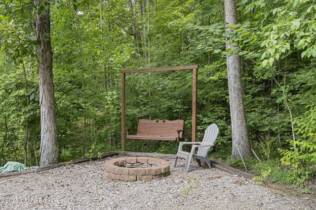 1 Twin Oaks Dr, Mammoth Cave, KY 42259