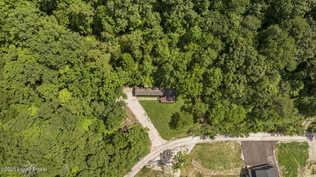 1 Twin Oaks Dr, Mammoth Cave, KY 42259