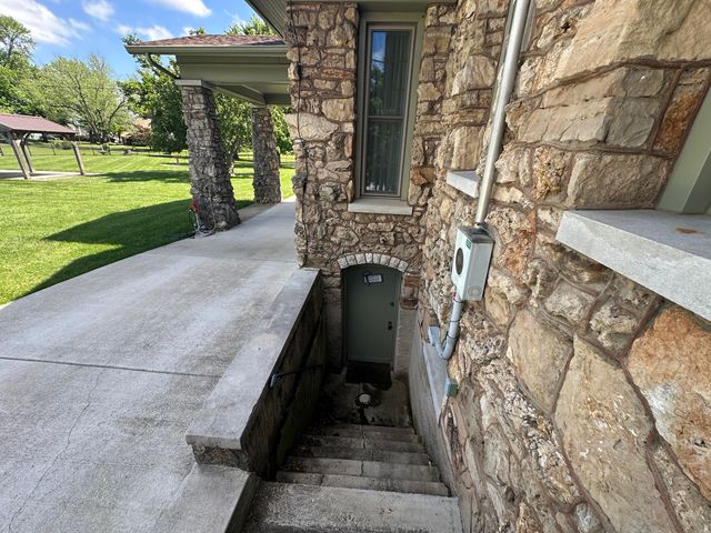 528 E Dorris Avenue, Mountain Grove, MO 65711