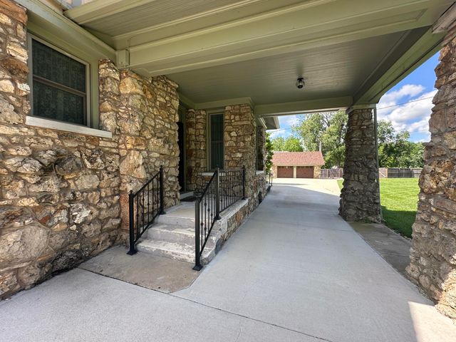 528 E Dorris Avenue, Mountain Grove, MO 65711