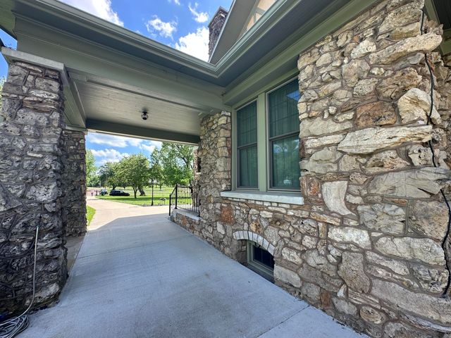 528 E Dorris Avenue, Mountain Grove, MO 65711