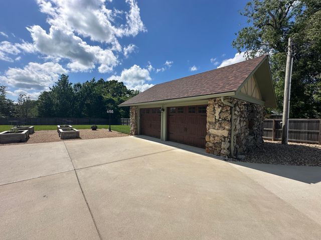 528 E Dorris Avenue, Mountain Grove, MO 65711