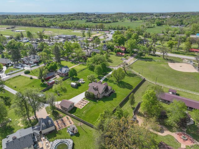 528 E Dorris Avenue, Mountain Grove, MO 65711