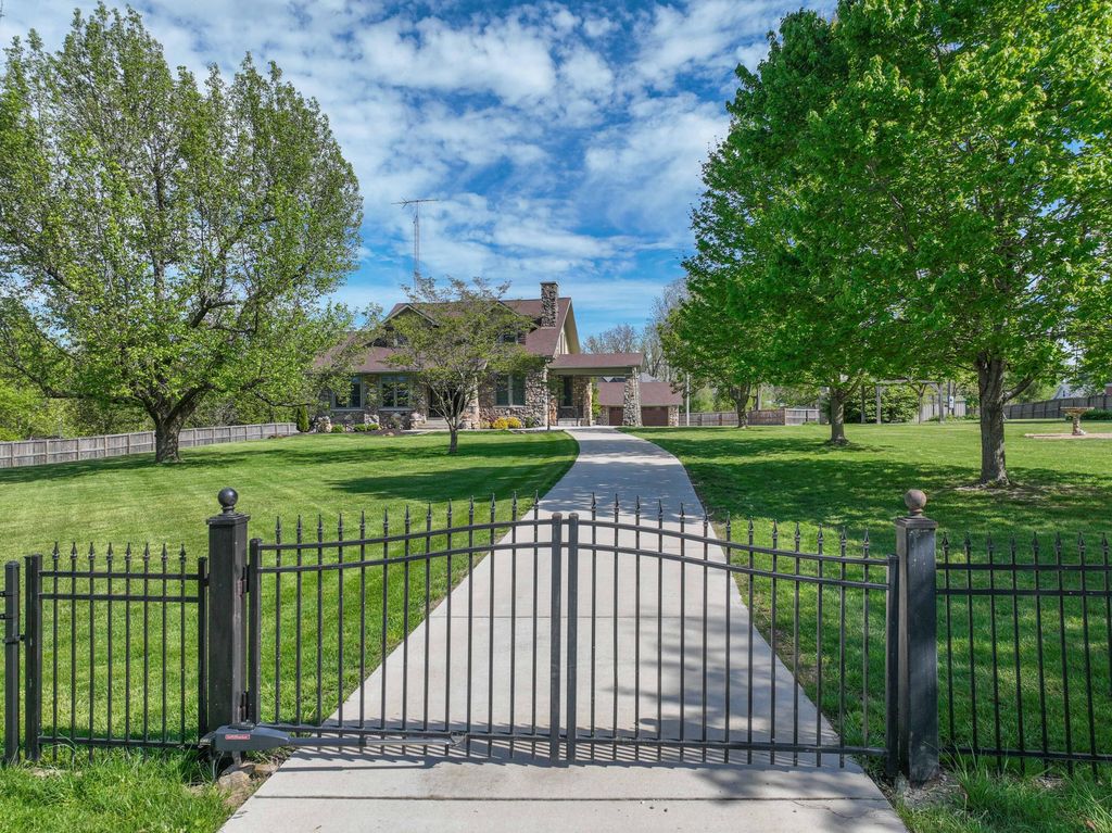 528 E Dorris Avenue, Mountain Grove, MO 65711