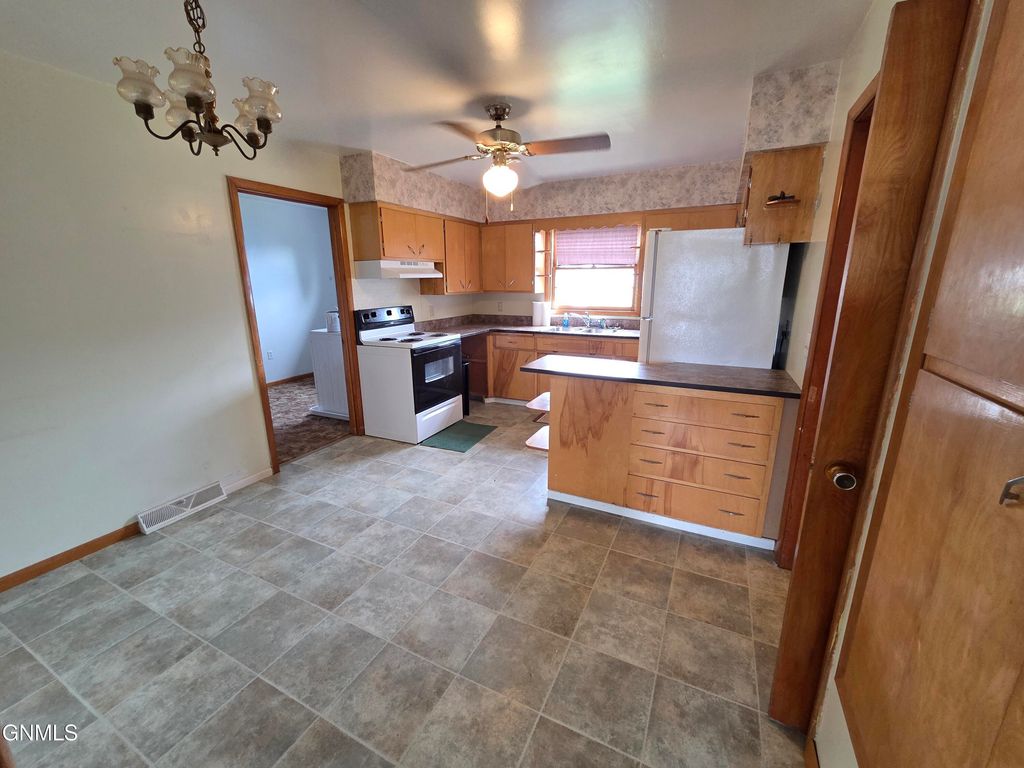 415 Court Street, Flasher, ND 58535 photo 7