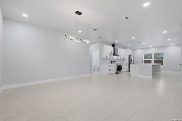 1635 E Chavaneaux, San Antonio, TX 78214