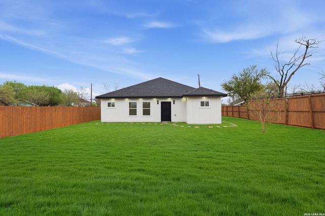 1635 E Chavaneaux, San Antonio, TX 78214