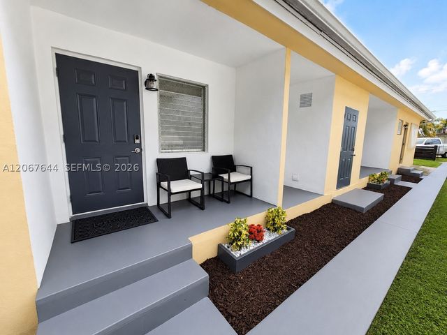 1723 Wiley St N, Hollywood, FL 33020