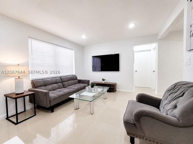 1723 Wiley St N, Hollywood, FL 33020