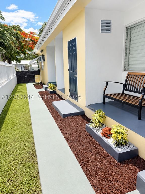 1723 Wiley St N, Hollywood, FL 33020