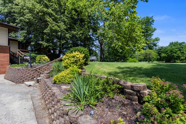 852 Knollwood Drive, Columbus, IN 47203