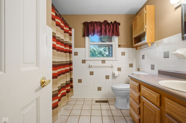 852 Knollwood Drive, Columbus, IN 47203